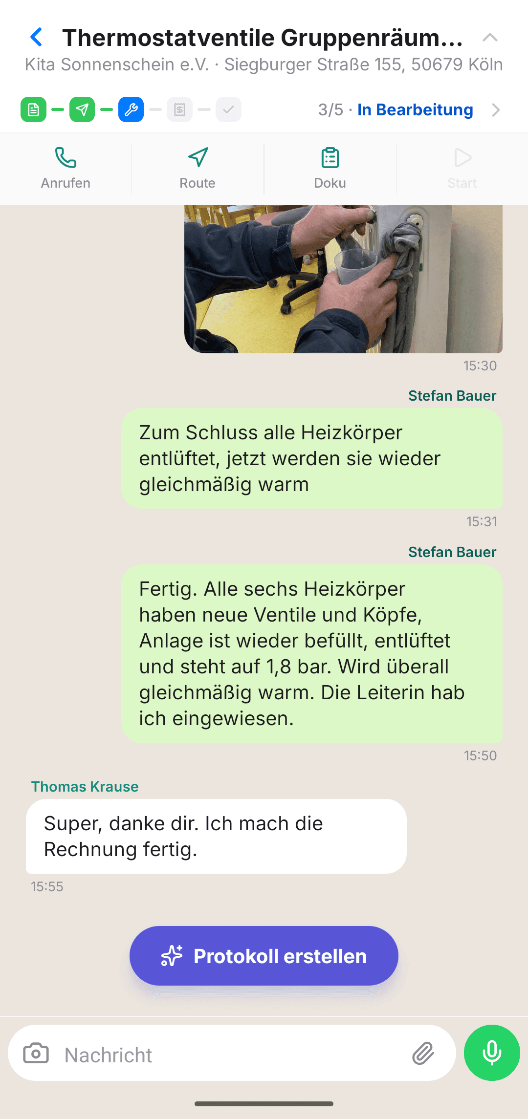 Büromeister-App: Auftrags-Chat mit Baustellenfoto, Nachrichten vom Monteur und dem Knopf, der daraus per KI das Protokoll schreibt