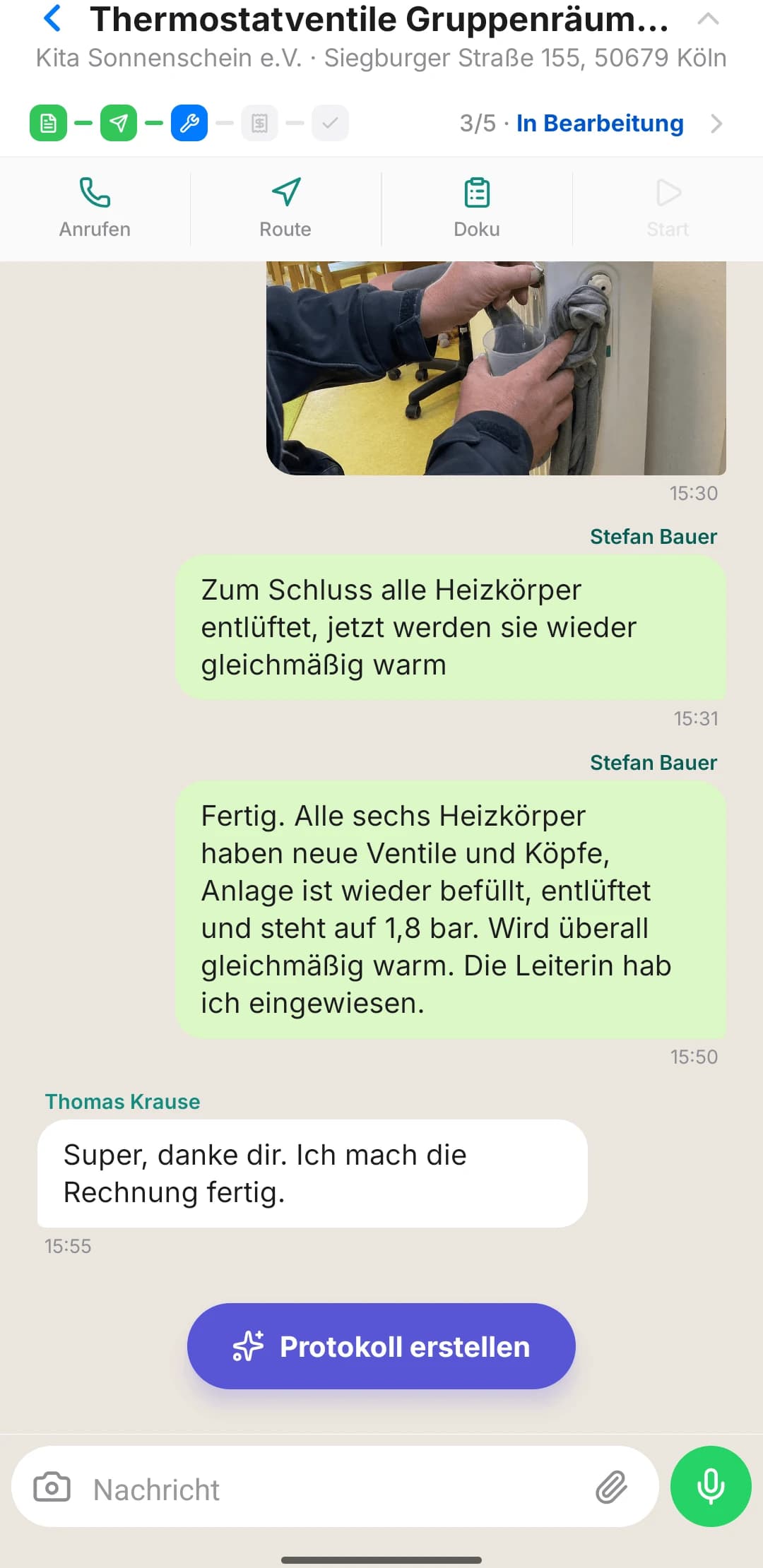 Büromeister-App: Projekt-Chat mit Baustellenfoto, Nachrichten der Monteure und dem Knopf Protokoll erstellen